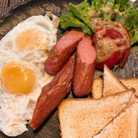 Яєшня глазурована з ковбасками